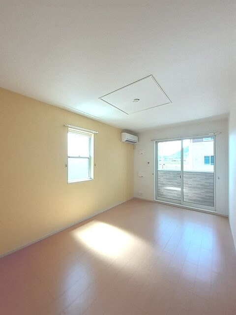 物件内観写真8　(居室・リビング)