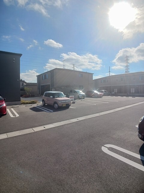 物件外観写真3　(駐車場)
