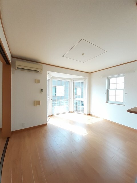 物件内観写真3　(居室・リビング)