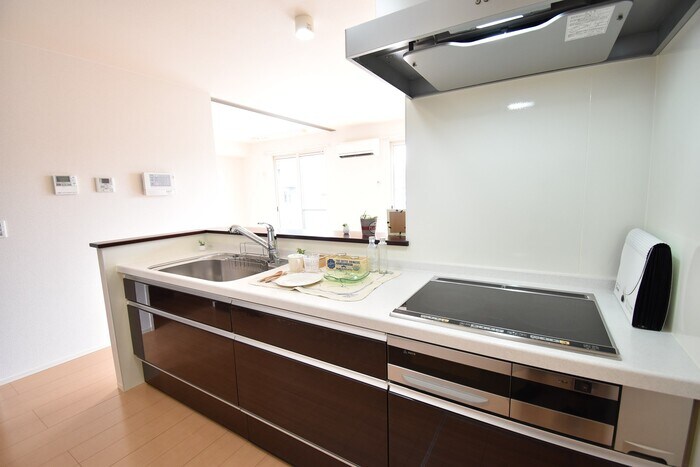 物件内観写真3　(対面システムキッチン)