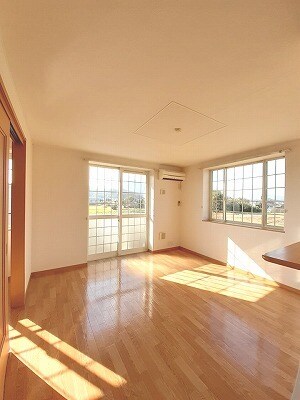 物件内観写真3　(居室・リビング)