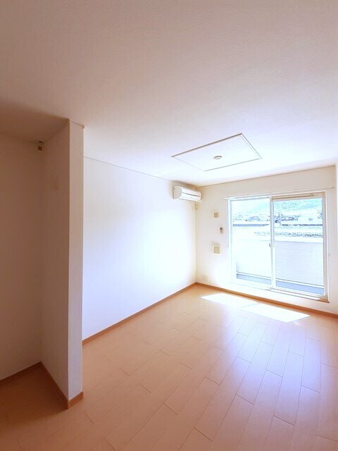 物件内観写真3　(居室・リビング)