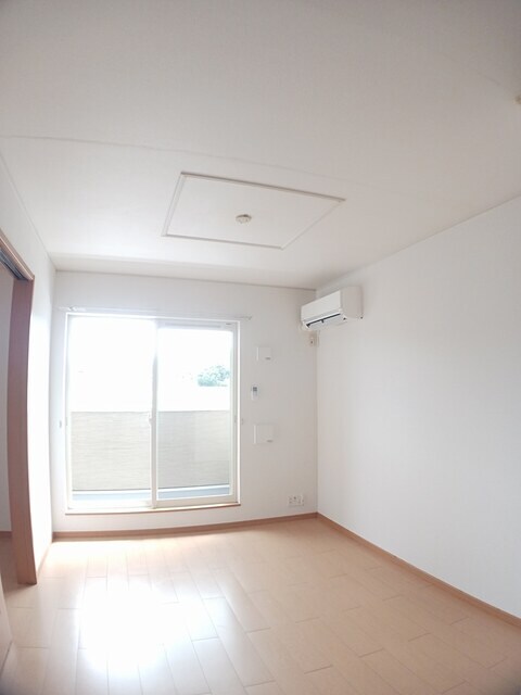 物件内観写真3　(居室・リビング)