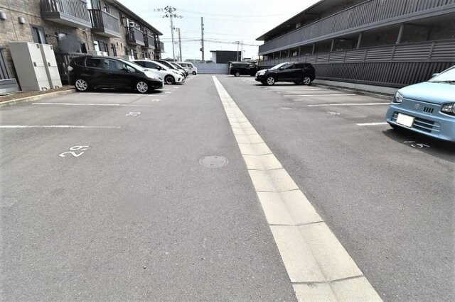 物件外観写真2　(駐車場)