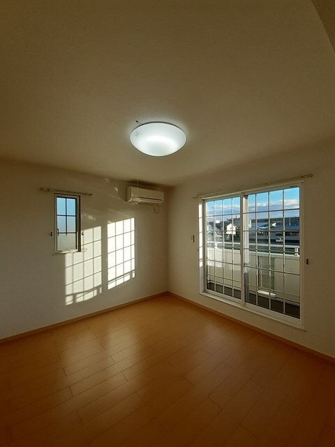 物件内観写真3　(居室・リビング)