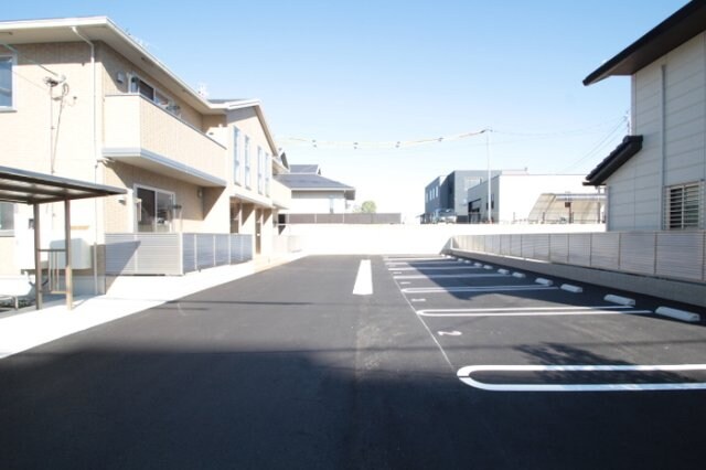 物件外観写真2　(駐車場)