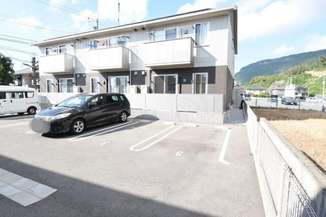 物件外観写真4　(駐車場)