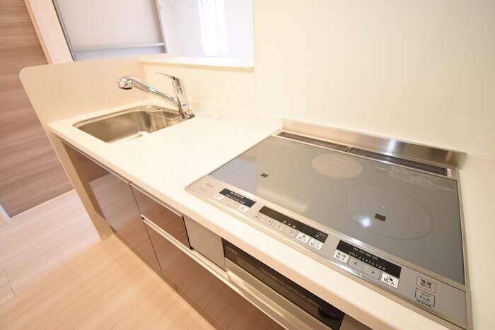 物件内観写真4　(３口ＩＨコンロ付きビルトインキッチン)