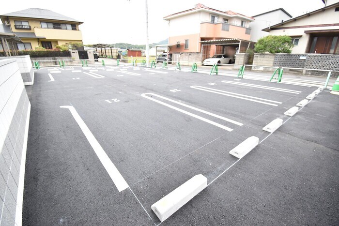 物件外観写真4　(駐車場)