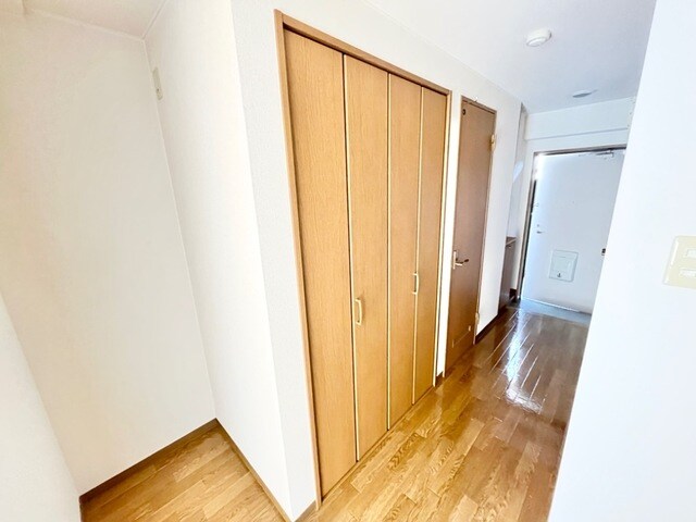 物件内観写真18　(クローゼットと冷蔵庫置き場)