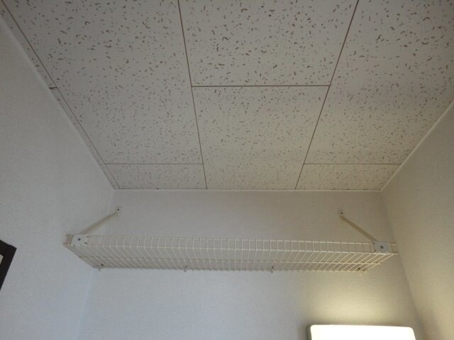 物件内観写真15　(洗濯機置場上側の棚)