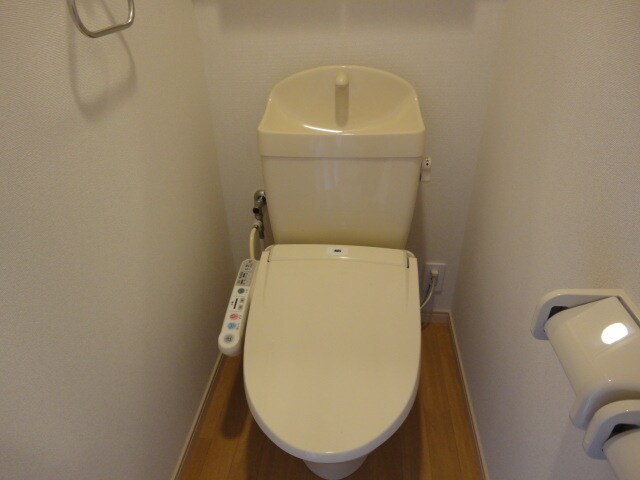 物件内観写真6　(シャワー付トイレ)