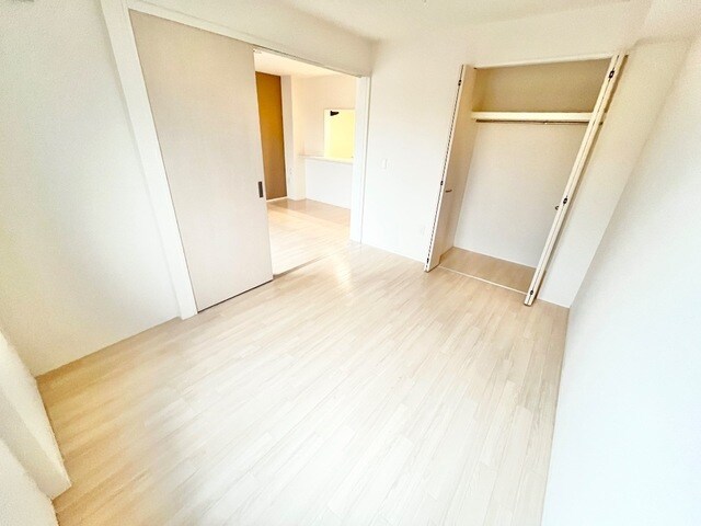 物件内観写真8　(洋室とリビング)