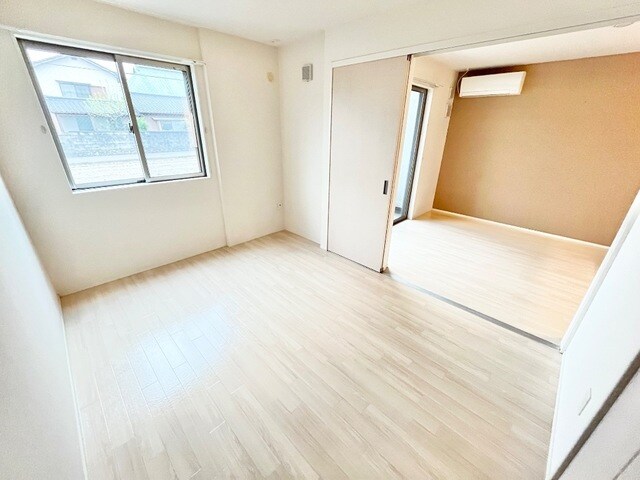 物件内観写真12　(洋室とリビング)