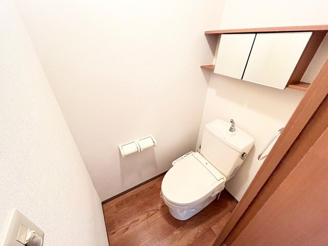 物件内観写真6　(シャワー付トイレ)