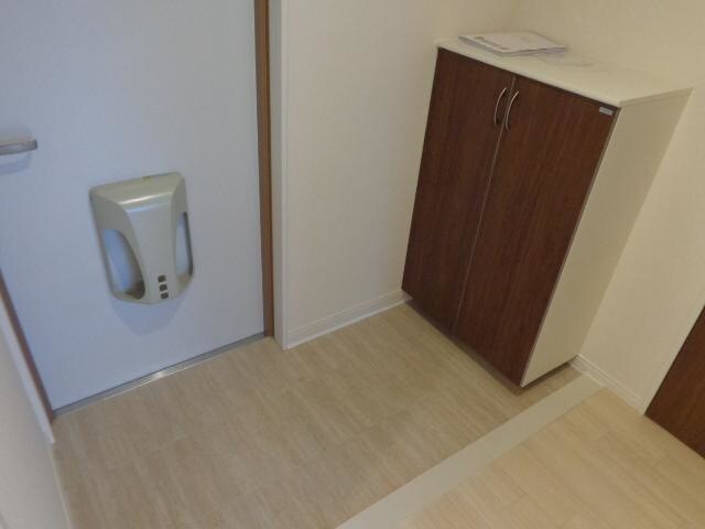 物件内観写真12　(玄関)