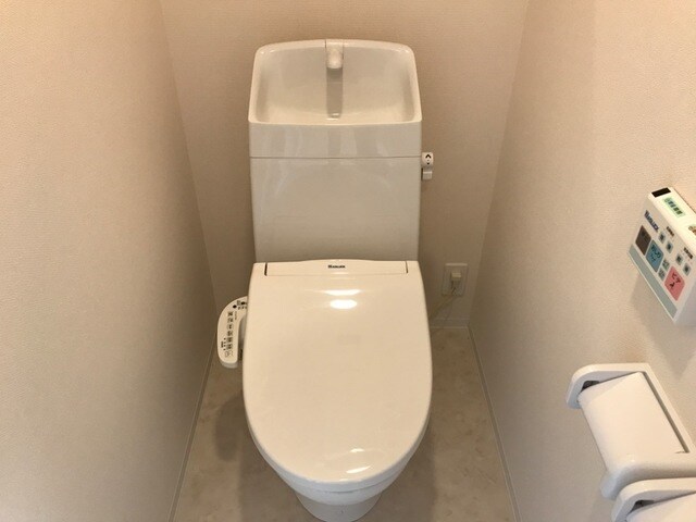 物件内観写真8　(シャワー付トイレ)