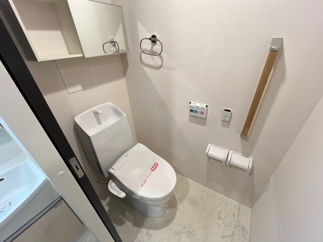 物件内観写真8　(シャワー付トイレ)