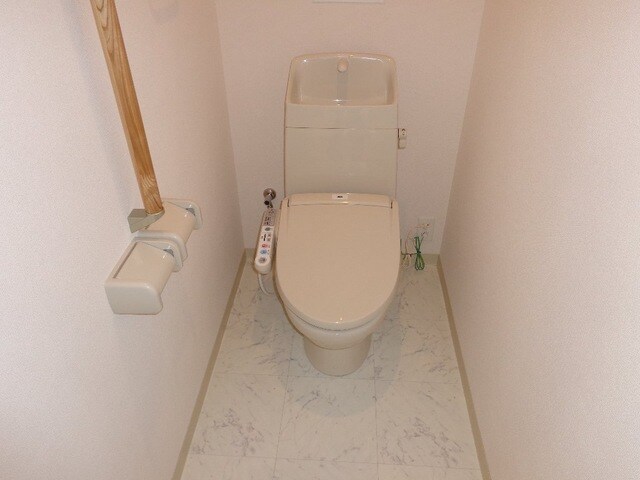 物件内観写真6　(シャワー付トイレ)