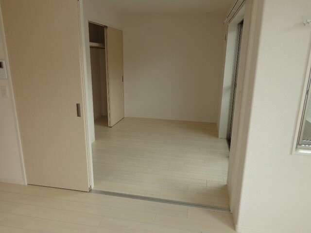 物件内観写真16　(リビングから南洋室)