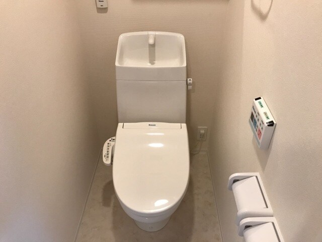 物件内観写真8　(シャワー付トイレ)