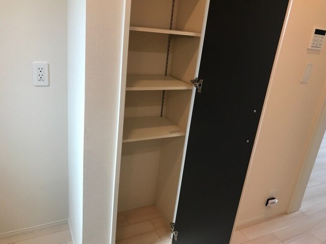 物件内観写真13　(パントリー)