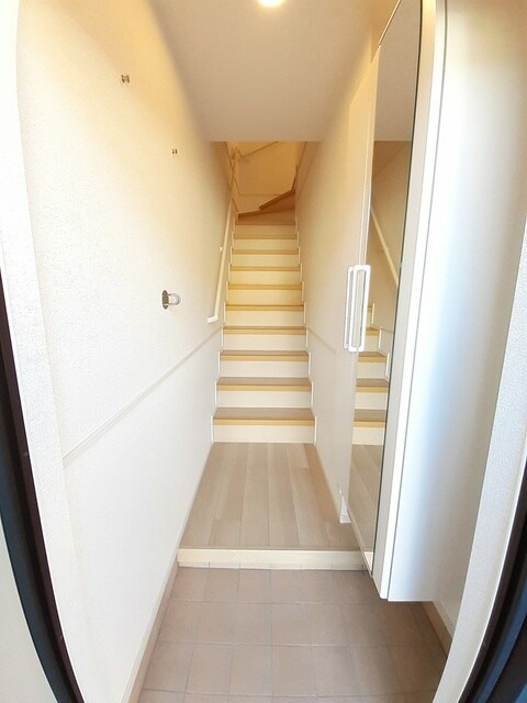 物件内観写真12　(玄関)