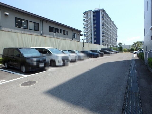 物件外観写真3　(駐車場)