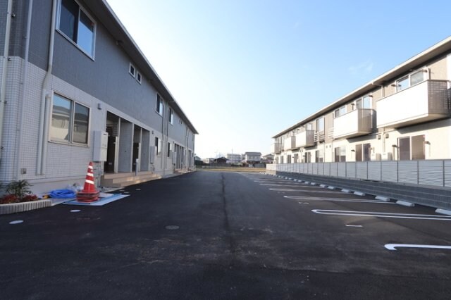 物件外観写真2　(駐車場)