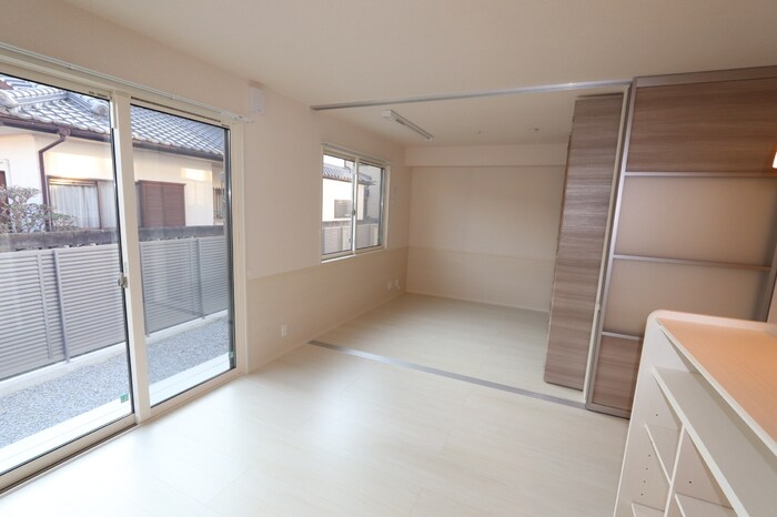 物件内観写真6　(LDK11.1帖 南洋室4.5帖)