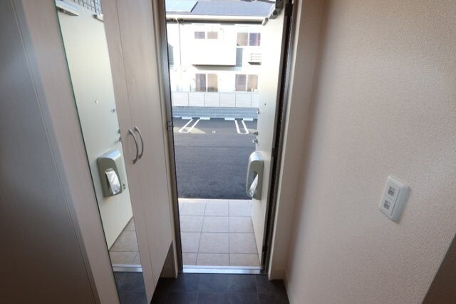 物件内観写真12　(玄関)