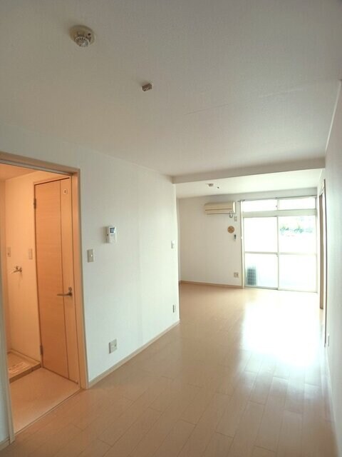 物件内観写真3　(居室・リビング)