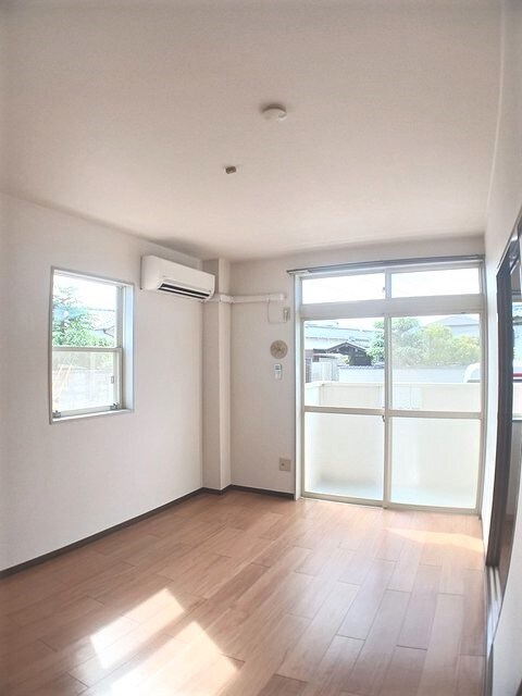 物件内観写真3　(居室・リビング)