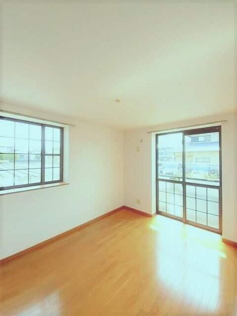 物件内観写真4　(居室・リビング)