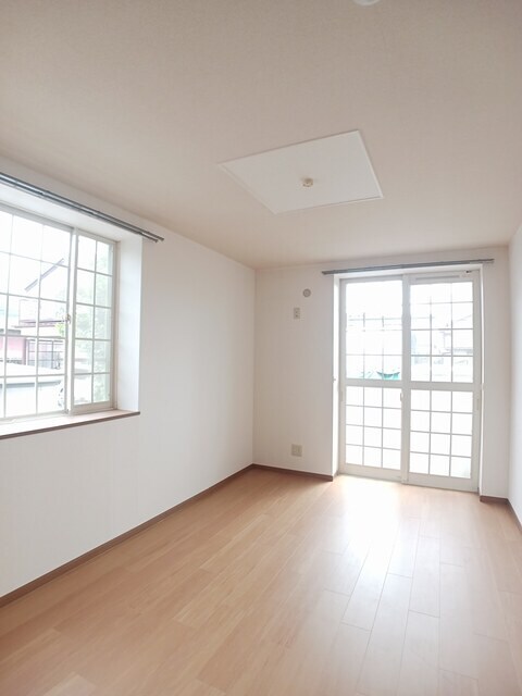 物件内観写真4　(居室・リビング)