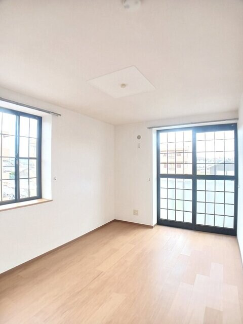 物件内観写真4　(居室・リビング)