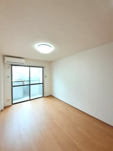 物件内観写真3　(居室・リビング)