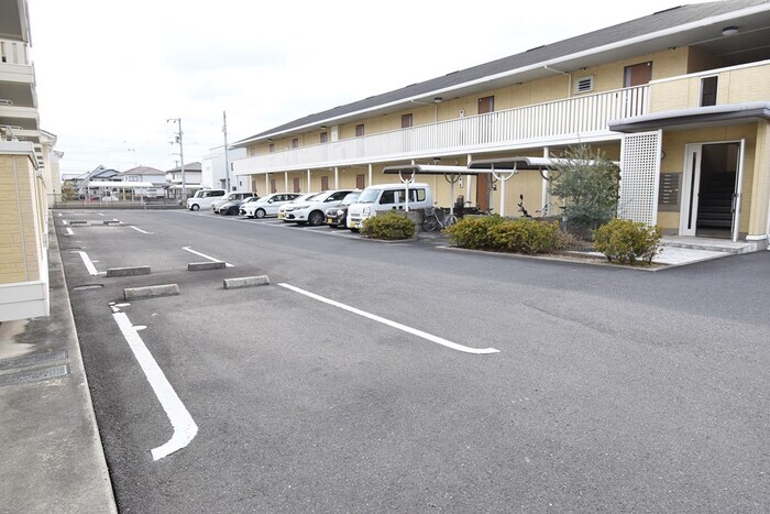 物件外観写真3　(駐車場)