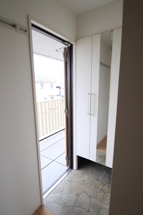 物件内観写真16　(玄関)