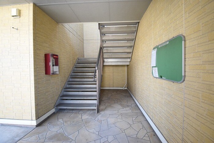 物件内観写真28　(階段・インフォメーションボード)