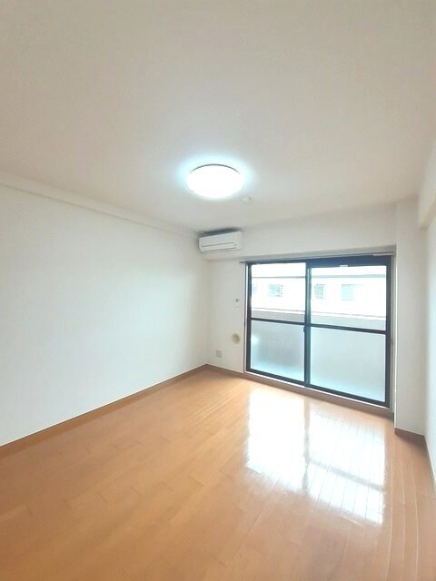 物件内観写真4　(居室・リビング)