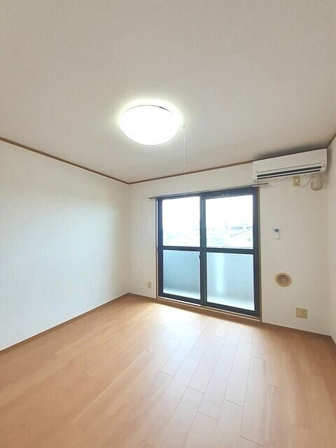 物件内観写真4　(居室・リビング)