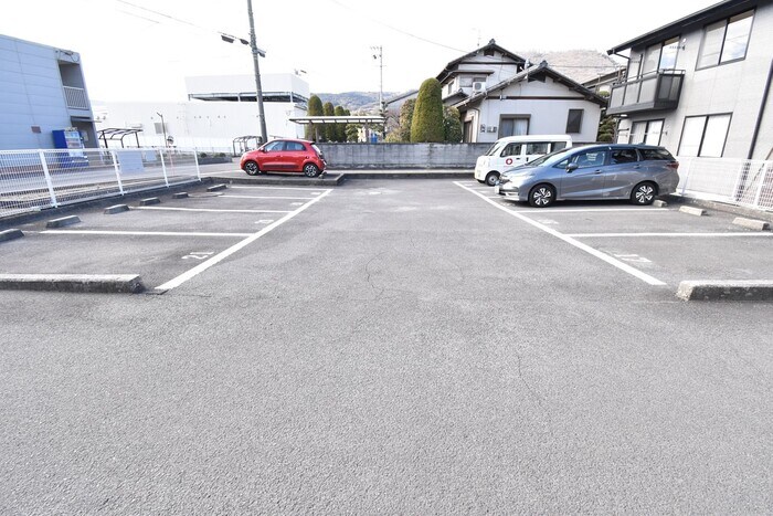 物件外観写真3　(駐車場)
