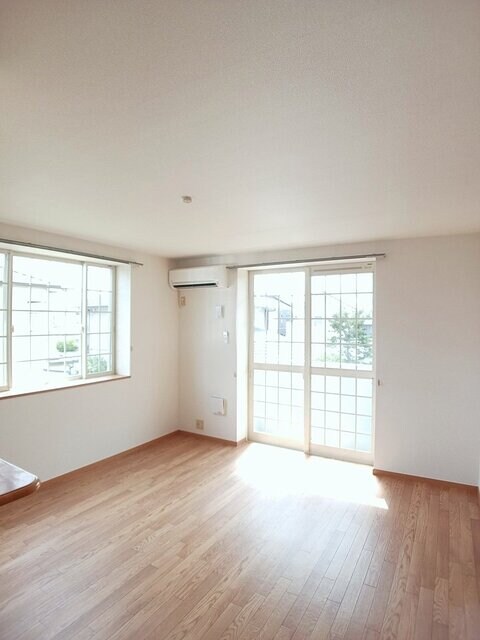 物件内観写真3　(居室・リビング)