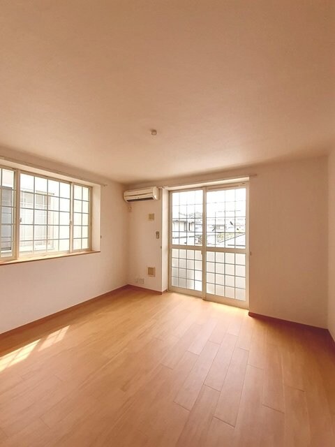 物件内観写真3　(居室・リビング)