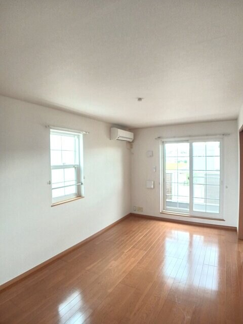 物件内観写真3　(居室・リビング)