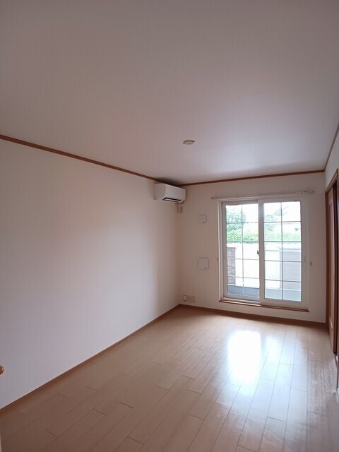 物件内観写真3　(居室・リビング)