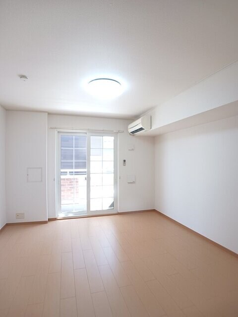 物件内観写真3　(居室・リビング)