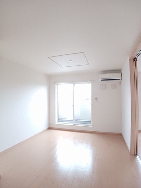 物件内観写真3　(居室・リビング)