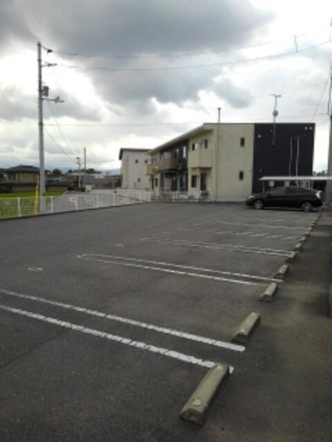 物件外観写真2　(駐車場)